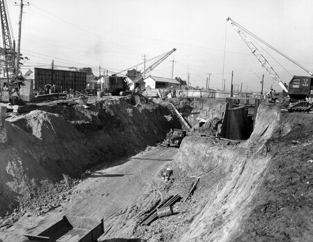 Construction works at Moorabbin railway station to take it below street level.