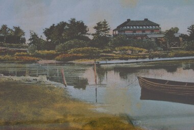 Looking across Mordialloc Creek towards the Bridge Hotel.