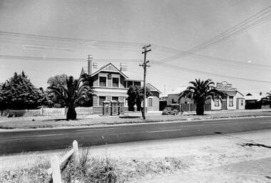 Looking across Nepean Highway, the Mechanics Institute is visible.