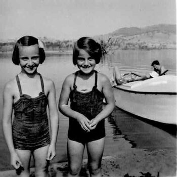 A photo of Fred Griffith's daughters at the Hume Weir with people relaxing on a boat to the right.