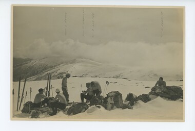 A group of men and packs resting near Spion Kopje.