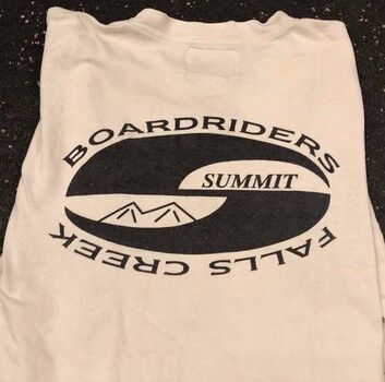 T-Shirt with the logo of the Summit Boardriders