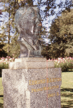 Bronze bust of Edmund Barton in the Prime Ministers Avenue