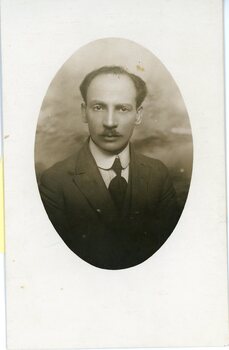 Black and white portrait in a round shape
