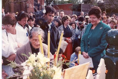 Photograph - KNH Item 5_4_004, Opening of KNH Upstairs Extension 1992 - Juan Huong lighting candles