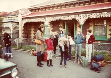 Photograph - KNH Item 5_5_003, Women and children outside 89 McCracken St with luggage
