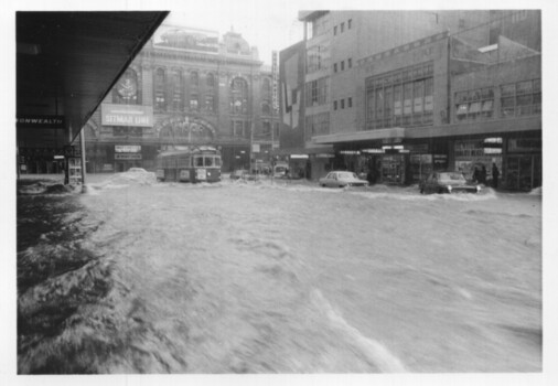 Black and white Photographs - Elizabeth St flood - 17-2-1972 - photo 1