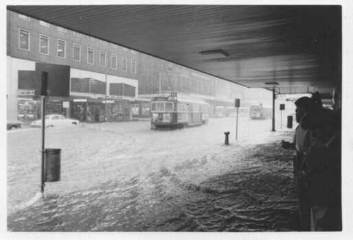 Black and white Photographs - Elizabeth St flood - 17-2-1972 - photo 2