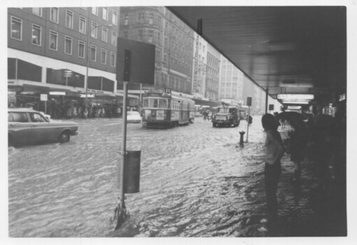 Black and white Photographs - Elizabeth St flood - 17-2-1972 - photo 3