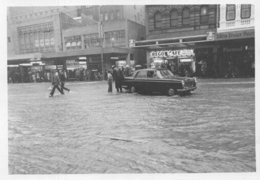 Black and white Photographs - Elizabeth St flood - 17-2-1973 - photo 5