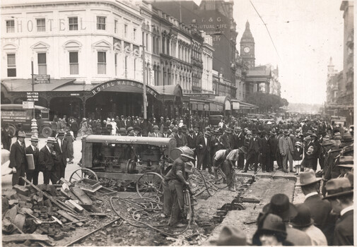Demolishing cable tram track Swanston St 1925-1926