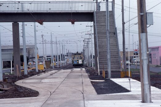 W5 789, (Essendon Airport Route 59) about to turn from Mathews Ave into Vaughan St.  