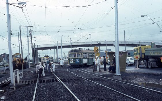 W6 991 turning from Vaughan St into Matthews Ave, at 855am, the last tram from the old terminus.  