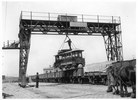 Black and White - Loading cable car 88 at Spencer St - 3 of 3