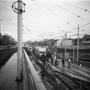 Tram 940 arrived at the new St Kilda Junction.