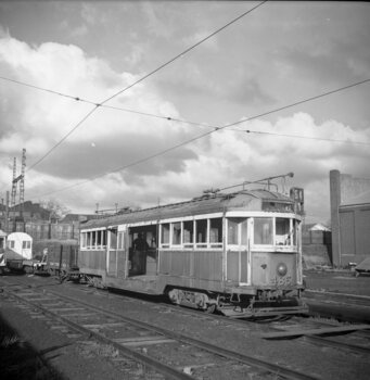  Sleeper transport car 485 with trailer 20 behind.