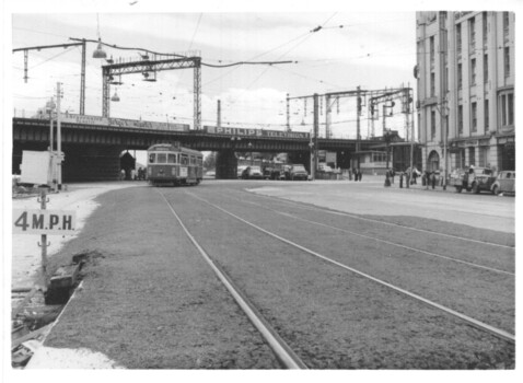 Looking west at Flinders and Spencer St with SW6 853 turning into Spencer St.