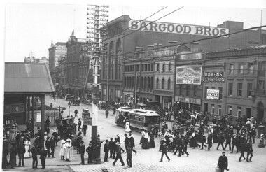 Black and white - Flinders St, looking west from Swanston St