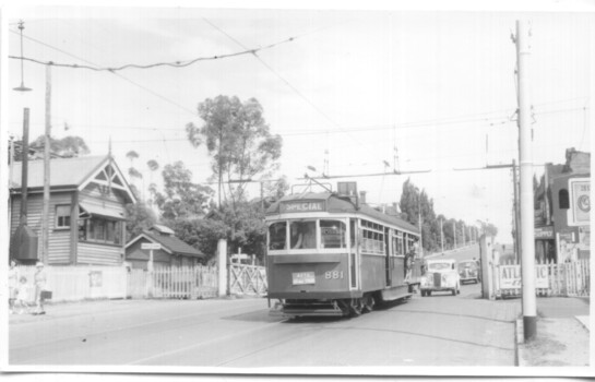 Crossing Kooyong railway level crossing in Glenferrie Road