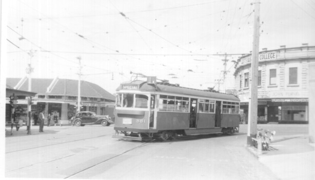 turning at Glenferrie and Riversdale Roads