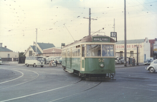 VR 52 (Moonee Ponds, route 82) turning from Ballarat Road into Gordon St.
