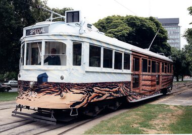 A SW5-class tram (number 802) on Victoria Parade.