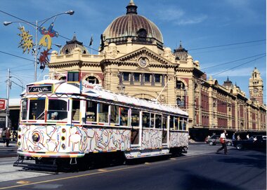 A SW5-class tram (number 806) at Flinders Street Station.