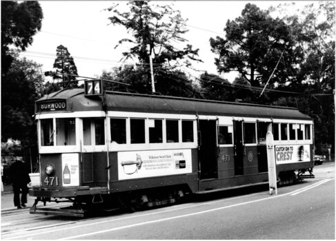 tram 471 in Wellington Parade