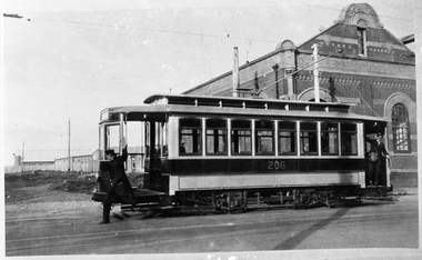 U206 outside Essendon Depot.