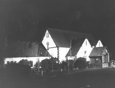 Night photo of the chalet