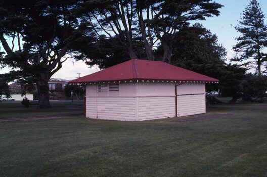 VR Tram shelter - Brighton Beach Gardens