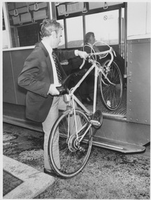 Demonstration of lifting bicycle into W class and Z class trams