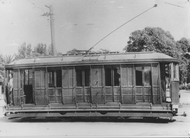 VR single truck closed cross bench tram.