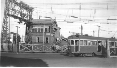 Tram 361 Elsternwick level crossing