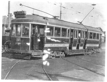 Tram 32 in Barkers Road Kew