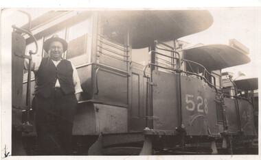 Clifton Hill depot - trams 528 and 451