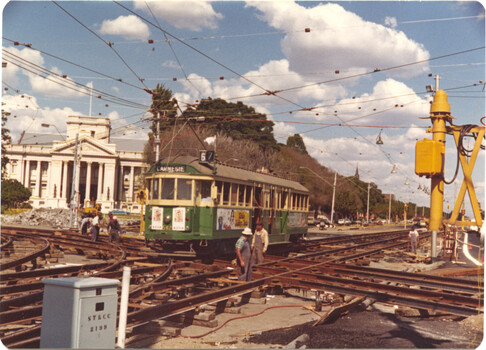 Tram 582 southbound enterig Brighton Road.