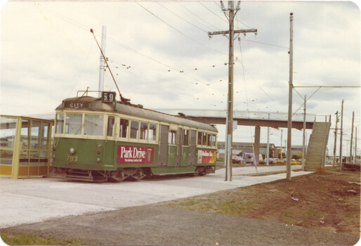 Temporary Essendon Airport terminus and tram 793