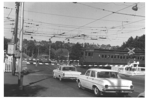 Y1 610 and swingdoor train - Riversdale Road level crossing
