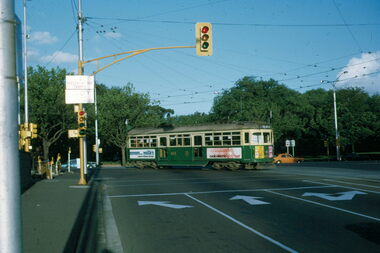 SW6 895 Nolan St into St Kilda Road