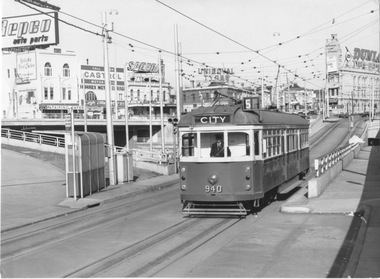 SW6 class 940 at St Kilda Junction