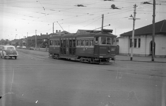 VR tram 30 Broadway and Glen Huntly Road crossing