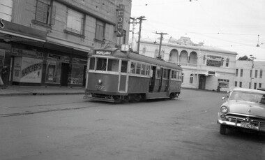 MMTB Tram W4 class 672 at the Acland St St Kilda terminus