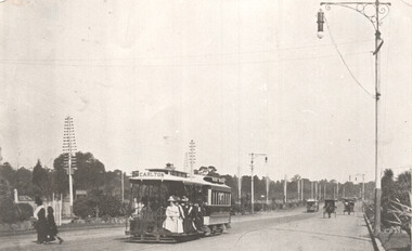 Cable tram northbound St Kilda Road