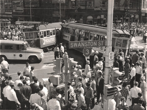 Collision Swanston & Flinders - trams 304 and 559
