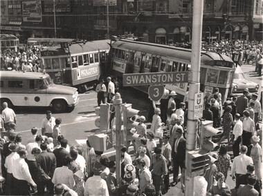 Collision Swanston & Flinders - trams 304 and 559