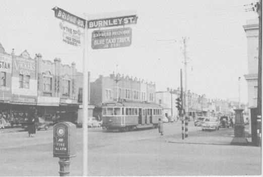 W5 tram in Bridge Rd, Richmond