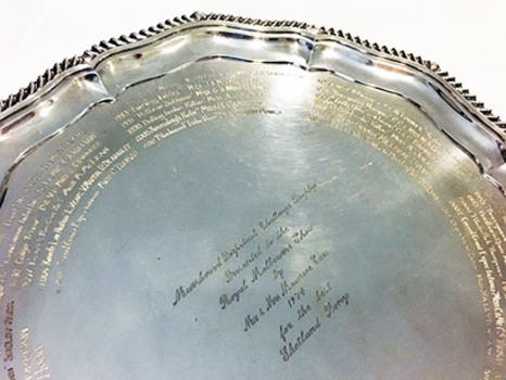 A close up showing the engravings in the centre of the plate.