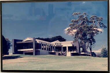 Photograph, Heidelberg Golf Club: Clubhouse and gum tree, 2005