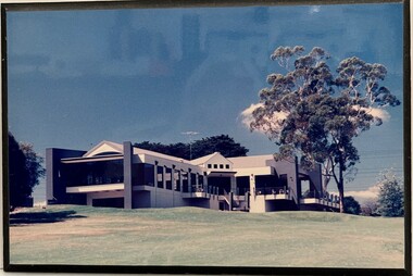 Photograph, Heidelberg Golf Club: Clubhouse and gum tree